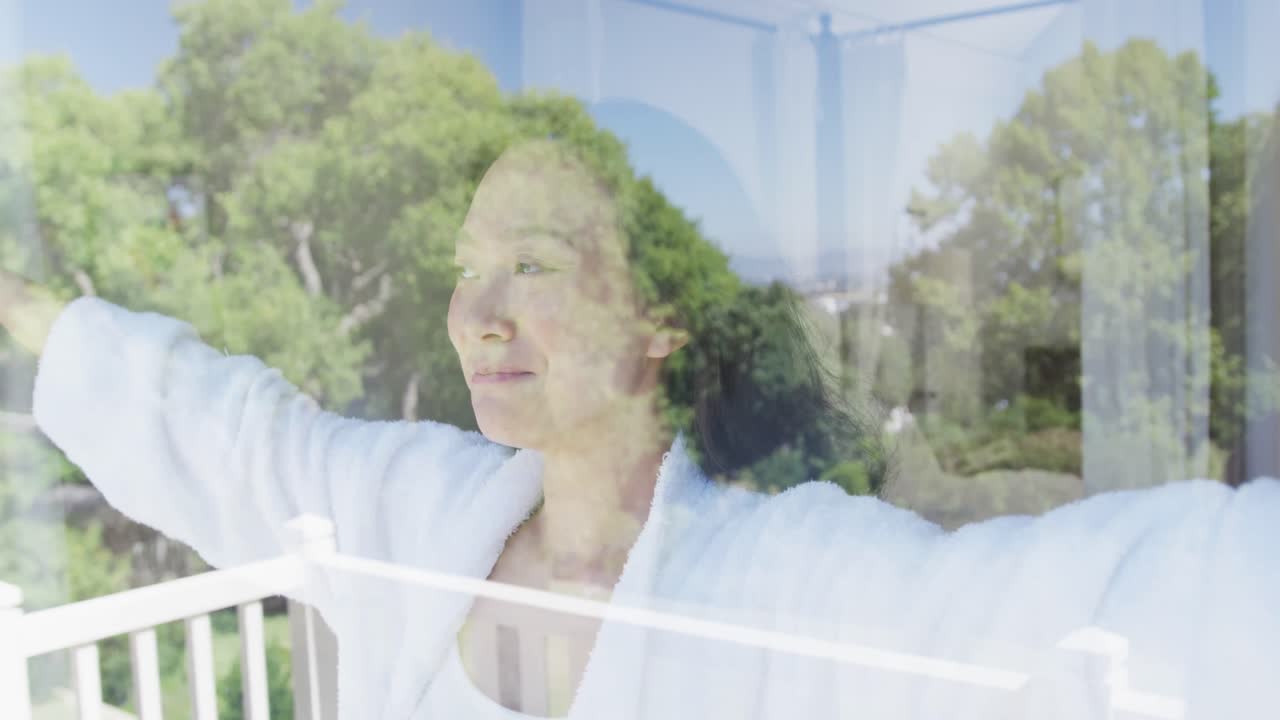 행복한 아시아 여성이 침실에서 커튼을 열고, 느린 동작으로