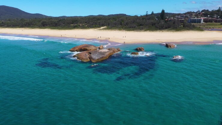 Impresionante playa de South West Rocks en Nueva Gales del Sur, Australia, toma aérea en arco