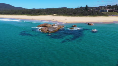 Increíble-Playa-De-Rocas-Del-Suroeste-En-Nueva-Gales-Del-Sur,-Australia,-Tiro-De-Arco-Aéreo