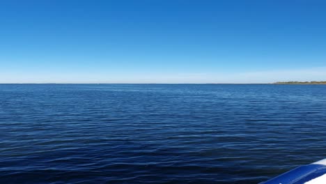 Montar-Un-Barco-En-La-Costa-Del-Mar-Báltico-En-Tiempo-Soleado