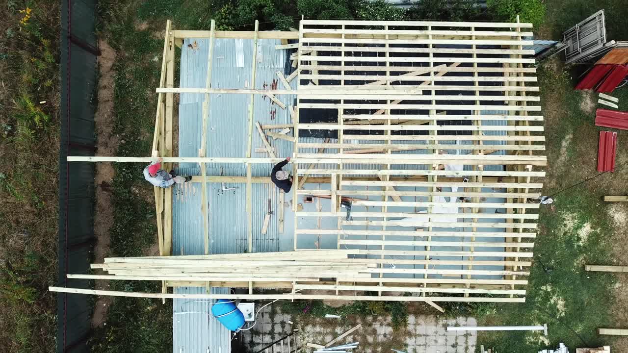 строительство крыши в процессе