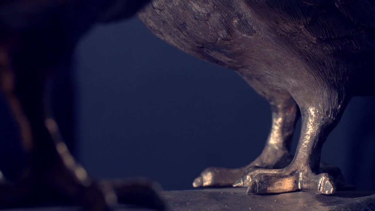 금속 까마귀 조각의 클로즈업