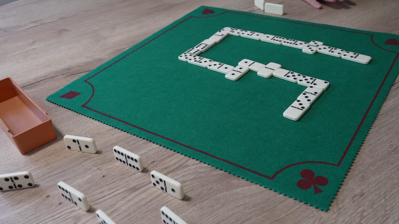 Jogo de dominó em uma mesa