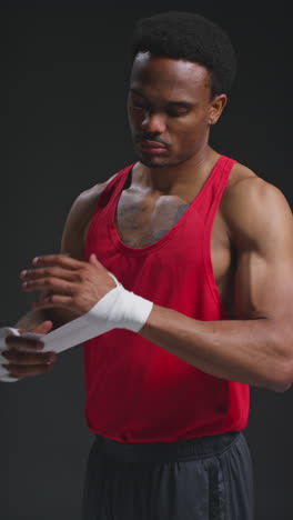 Vídeo-Vertical-De-Un-Boxeador-Envolviéndose-Las-Manos-Con-Vendajes-Protectores-Antes-De-Un-Combate-De-Boxeo-O-Una-Sesión-De-Entrenamiento-3