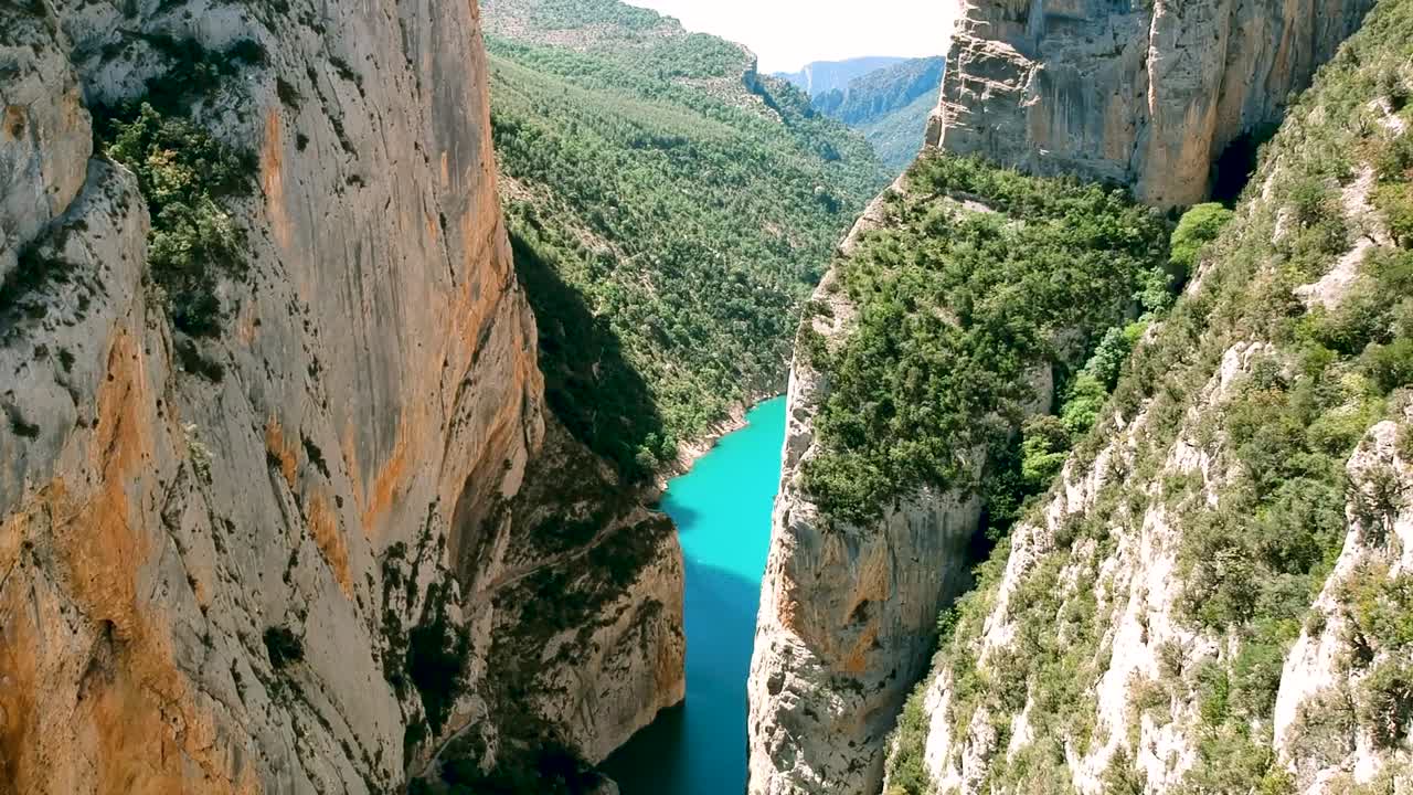 Enormi rocce della montagna con vegetazione verde in Catalogna, Spagna