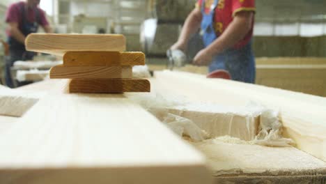 ein zimmermann arbeitet an der holzbearbeitung der werkzeugmaschine