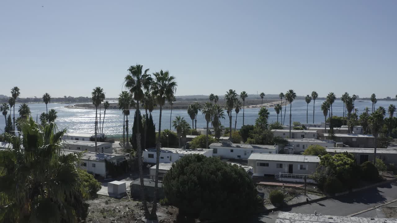 야자수가 흩뿌려진 트레일러 공원의 훌륭한 공중 촬영