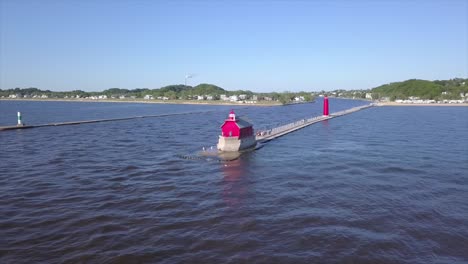 Drohnenaufnahme-Eines-Leuchtturms-In-Grand-Haven,-Michigan