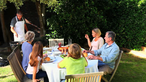 Barbacoa-Familiar-En-El-Jardín