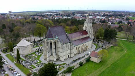 Aufsteigend-Auf-Die-Gotische-Katholische-Pfarrkirche-Mariä-Himmelfahrt-Mit-Friedhof-In-Bad-Deutsch-Altenburg,-Österreich