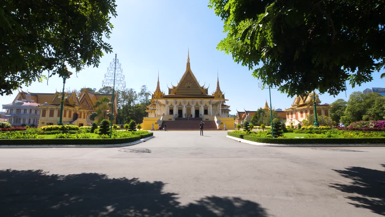 la gran entrada de la puerta victoria en el palacio real, que muestra una arquitectura impresionante