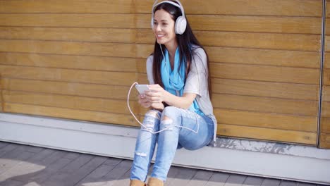Attractive-young-woman-listening-to-her-music