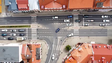 Belebte-Kreuzung-In-Der-Innenstadt-Mit-Gebäuden-Mit-Rotem-Dach,-Blick-Von-Oben