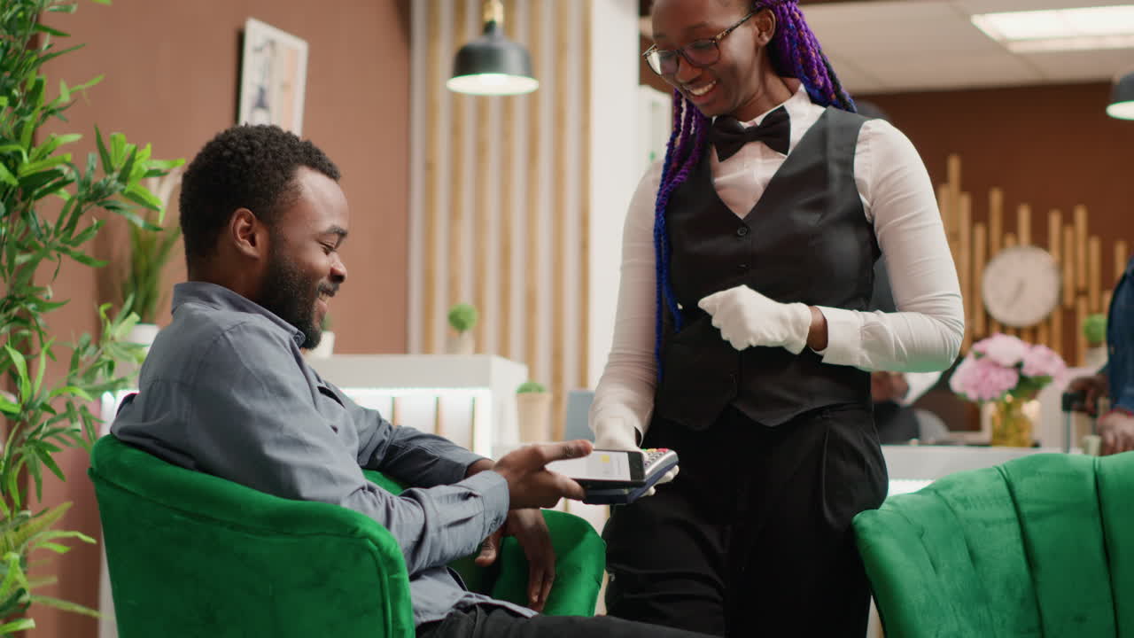 el hombre hace el pago móvil en pos