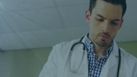 animación de la red de conexiones con iconos de las redes sociales sobre el médico caucásico