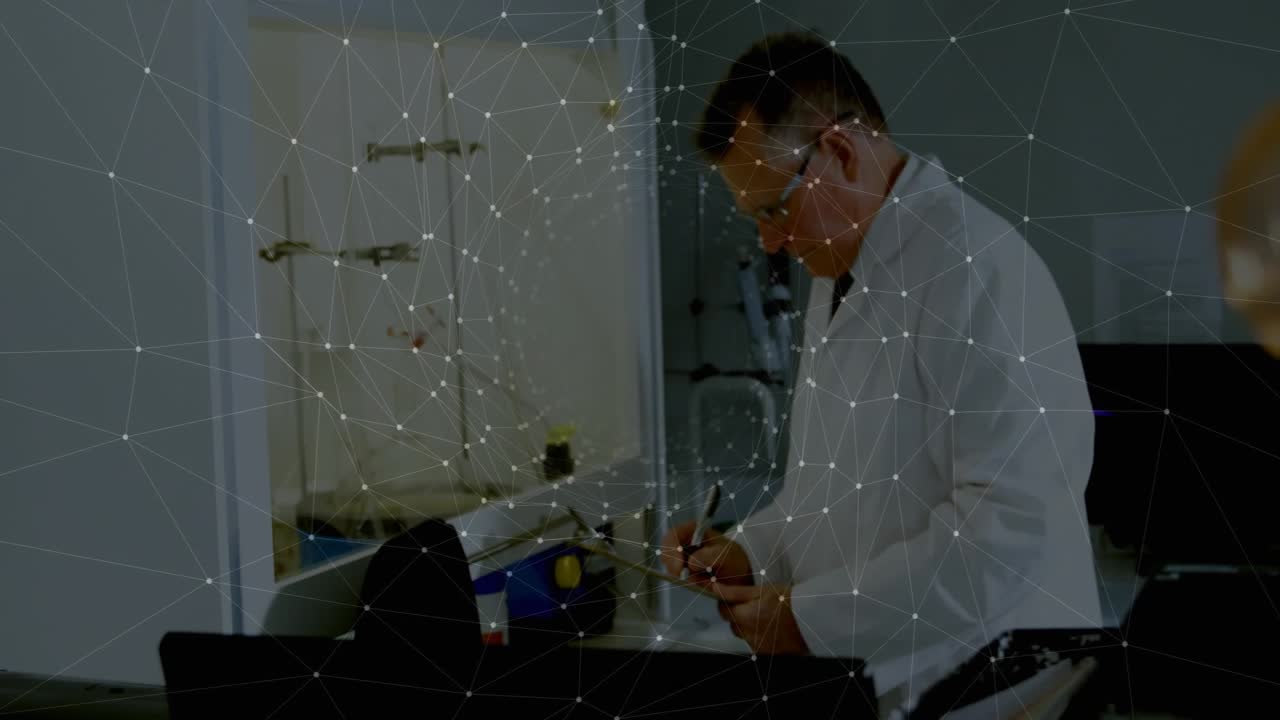 Scienziato che entra in laboratorio, attivando una sovrapposizione, ispezionando indicatori, regolando una valvola e annotando la calibrazione.