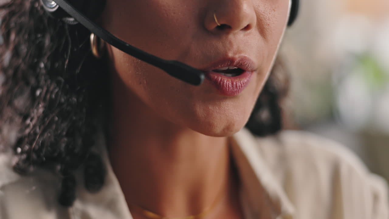 mujer sonriendo mientras hace una llamada telefónica