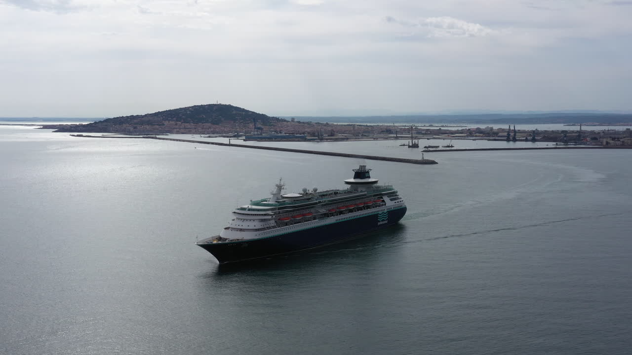 프랑스 지중해 세테 해안을 따라 크루즈 선박을 향해 날아가고 있습니다.