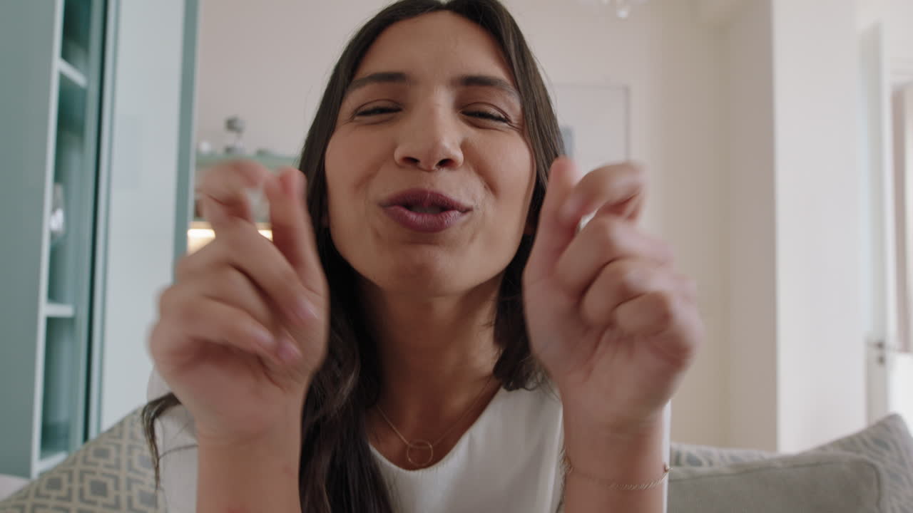 mujer feliz teniendo video chat usando cámara web en casa saludando al bebé madre emocionada haciendo caras lindas disfrutando de la conexión en línea en pantalla horizontal