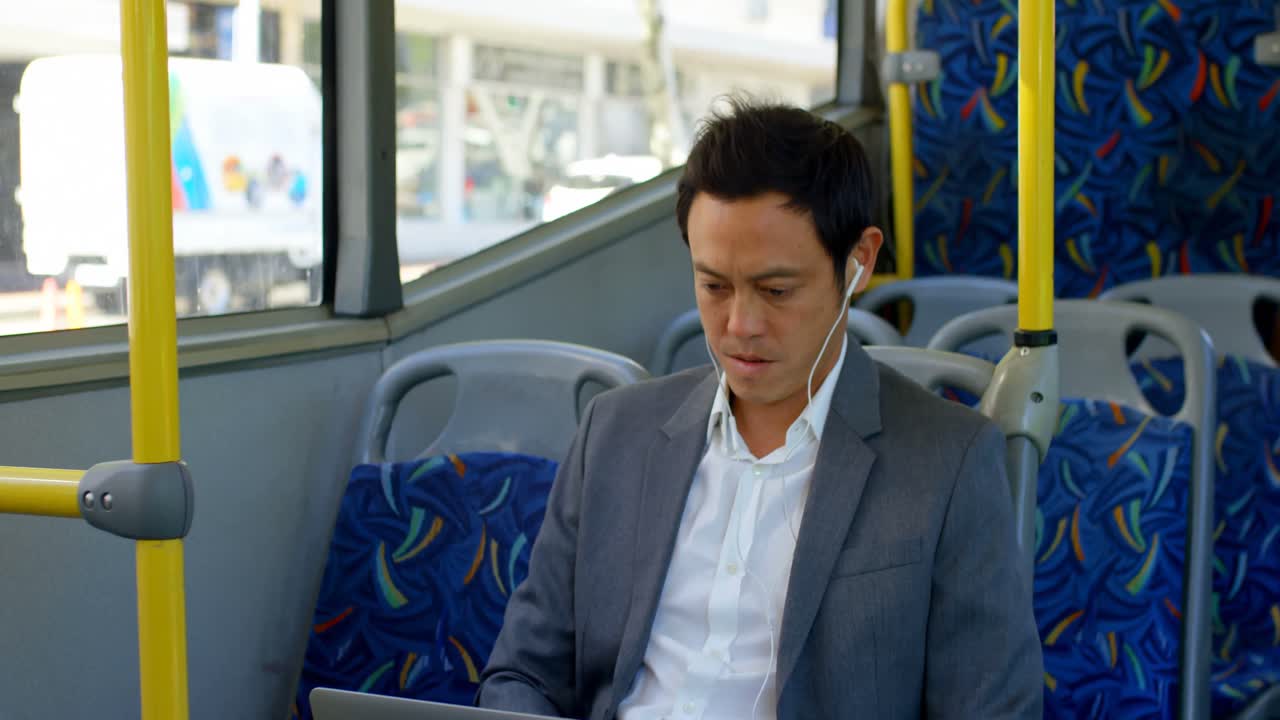 Erhvervspendler lytter til musik på laptop i bus 4K