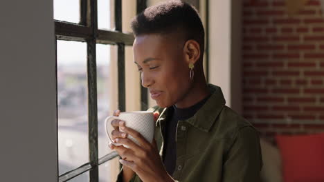 mujer hermosa bebiendo café en casa disfrutando del aroma mirando por la ventana planeando hacia adelante relajándose feliz mujer afroamericana sonriendo satisfacción