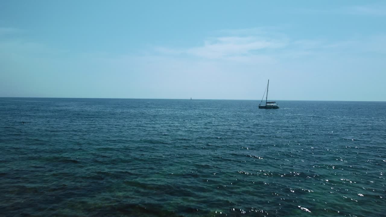 푸른 하늘이 있는 크로아티아 해안에 가까운 목가적인 아드리아 지중해 바다의 푸른 맑은 물 해변 만에서 휴가 쌍동선 범선