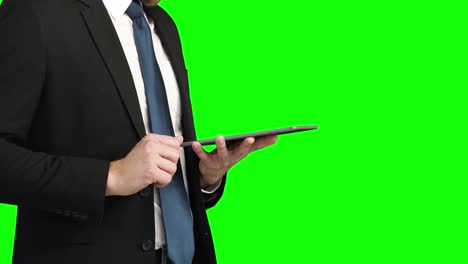 hombre de negocios usando su tableta digital