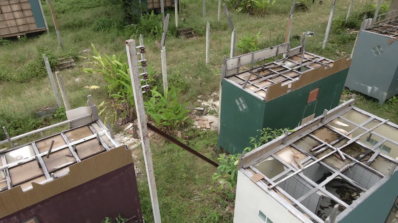 관광에 대한 covid 19의 영향으로 버려진 버려진 해변 방갈로 리조트의 공중 하향 경사 샷