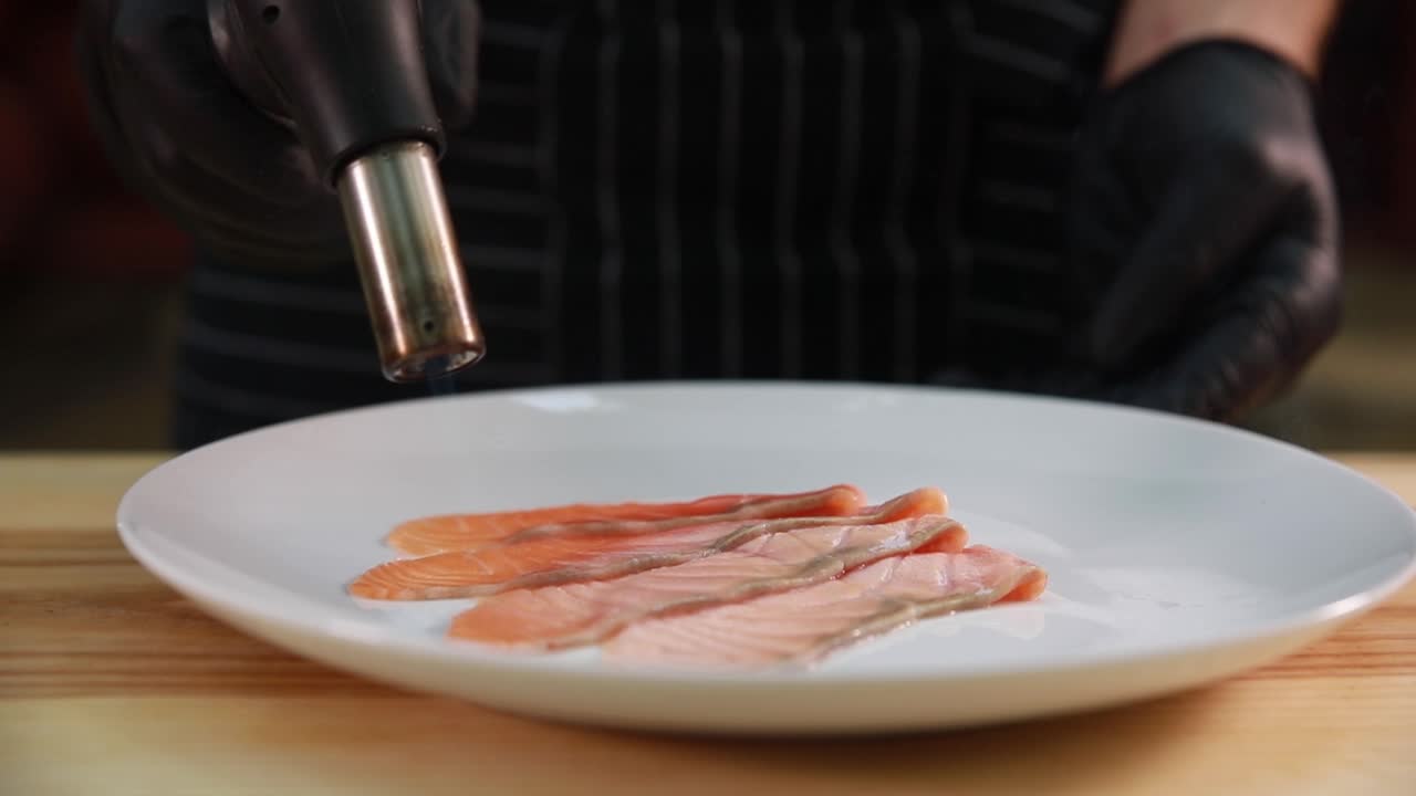 chef preparando salmón asado