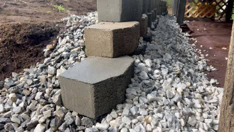 muro de contención de jardinería parcialmente construido para un patio pequeño