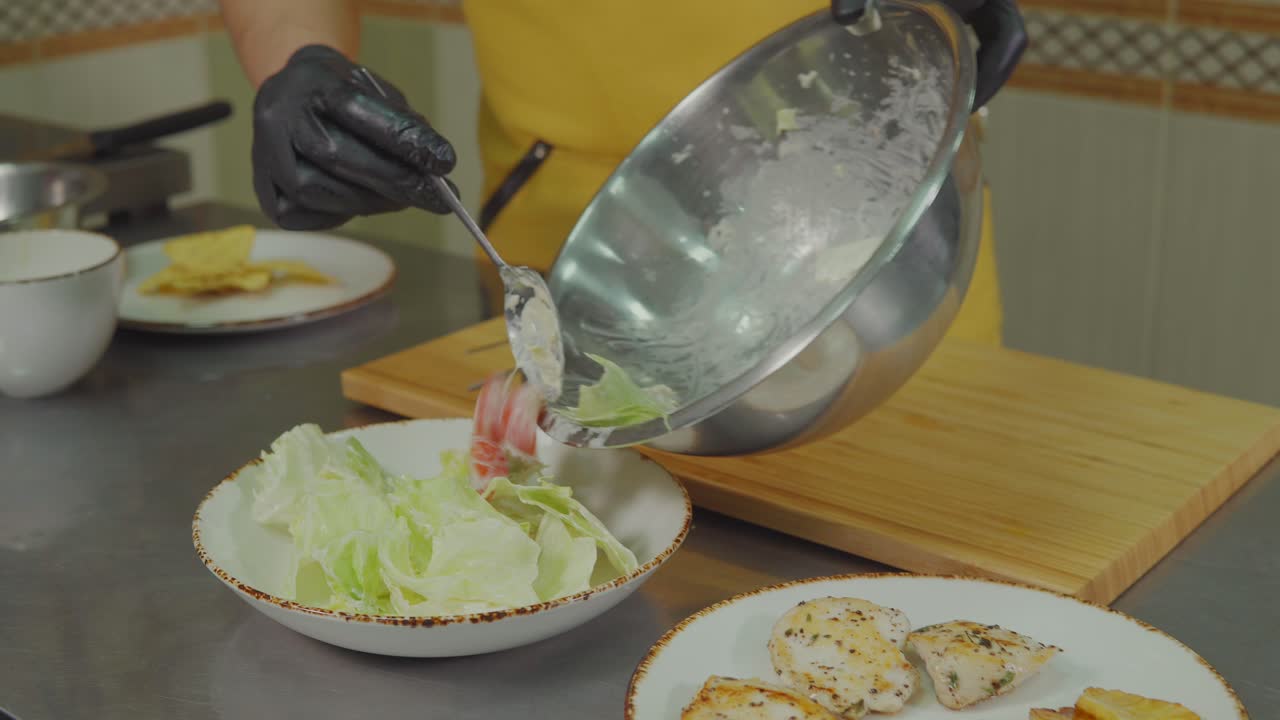 el chef está preparando ensalada césar.