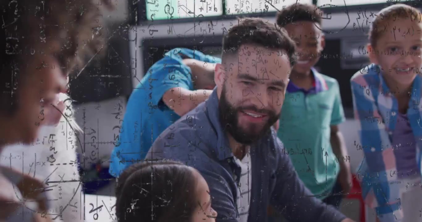Video verticale: Insegnante barbuto che si gira verso i bambini dopo che un bambino si è sporto, insegnando con una sovrapposizione matematica