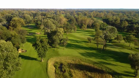 Drohnenschuss-Aufsteigende-Luftaufnahme-über-Einem-Golfplatz