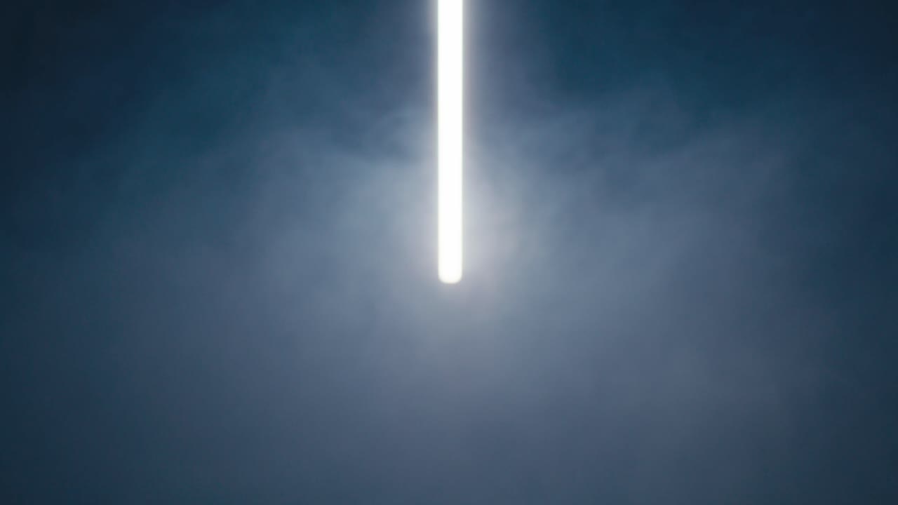 클럽 환경에서 박동하는 빛 튜브, 4k에서 방을 가득 채우는 연기