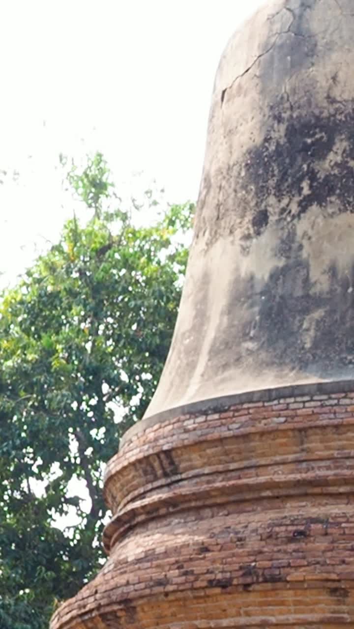 Zoom della telecamera su un'antica pagoda di mattoni