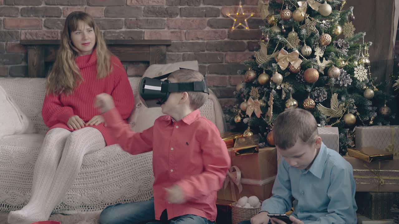 mamá rubia disfruta de que los niños jueguen con regalos