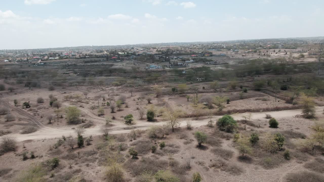 Una vista aerea di terreno e arbusti che coprono un paesaggio desertico
