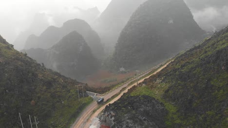 LKW-Fährt-Auf-Dem-Ma-Pi-Leng-Pass-Mit-Niedrigen-Wolken,-Luftaufnahmen