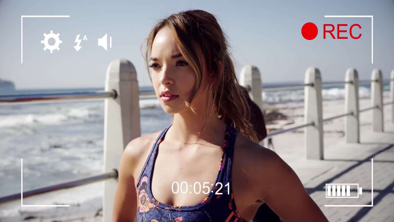 filmando una pareja en una playa con una cámara digital 4k