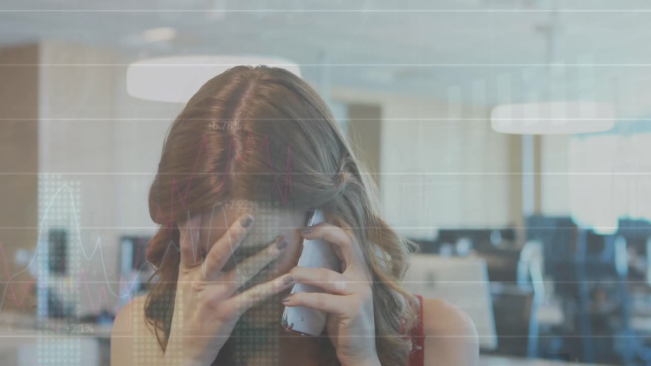 스마트 폰으로 이야기하는 백인 사업가 여성에 대한 데이터 처리 애니메이션