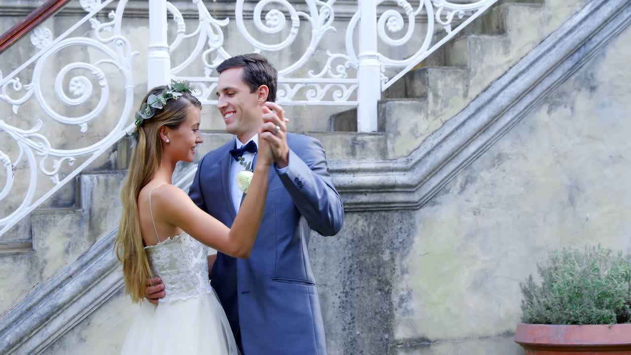 el novio y la novia bailando 4k 4k