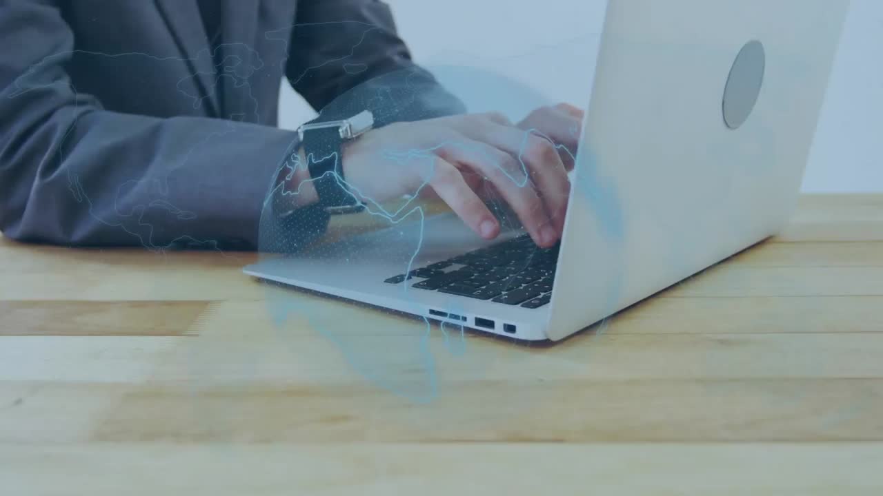 animación del globo sobre un hombre de negocios caucásico usando una computadora portátil