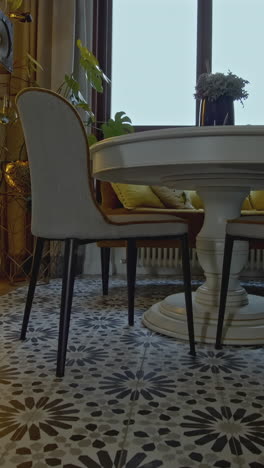 acogedor comedor con vista a la ciudad