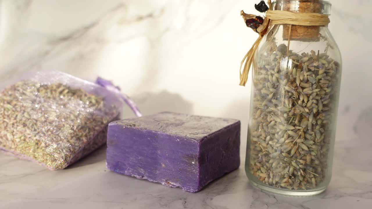 라벤더 비누 및 건조 라벤더