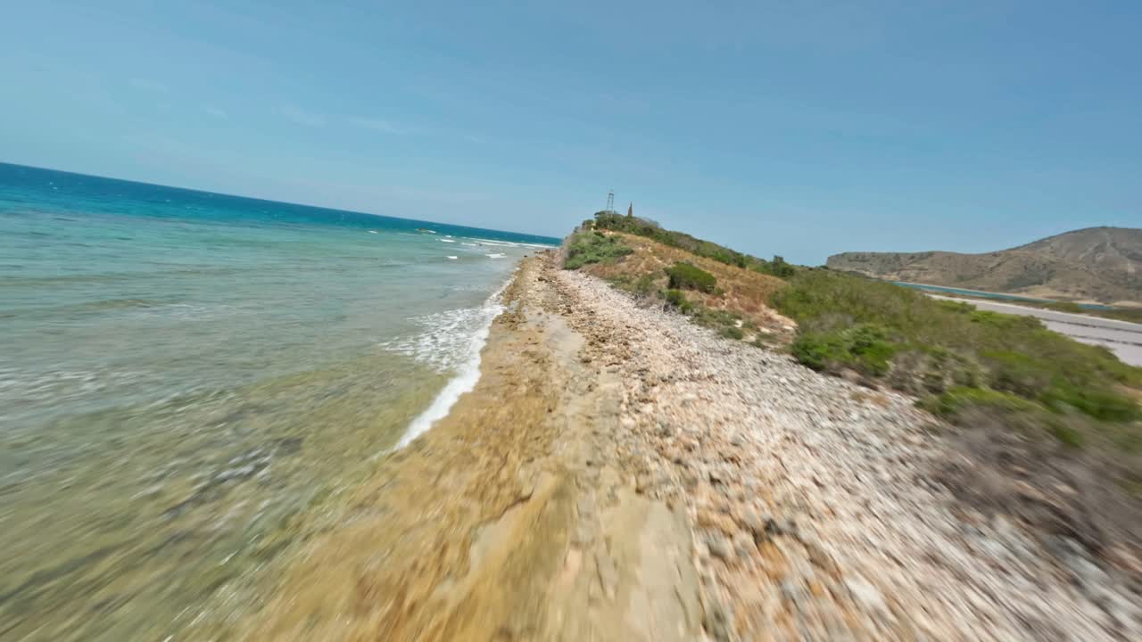 vuelo de drones sobre cayo de arena blanca en el mar caribe