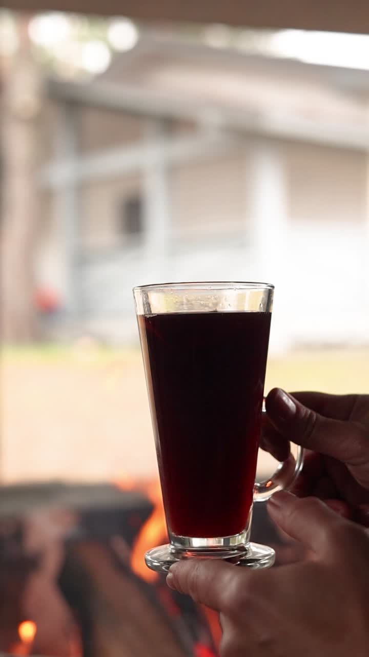 bebida caliente junto al fuego