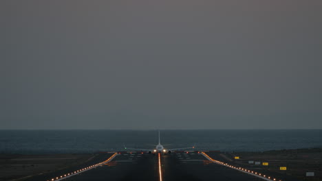 una pista de aterrizaje con un avión de despegue