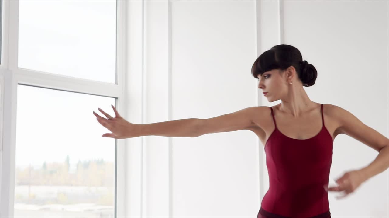 연습하는 발레 댄서