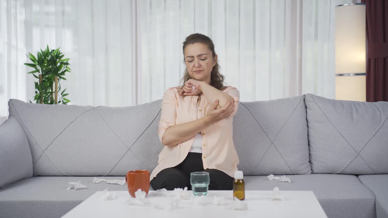 mujer con dolor de codo.