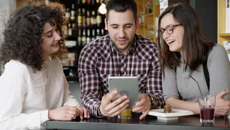 parejas disfrutando de una cita en una cafetería